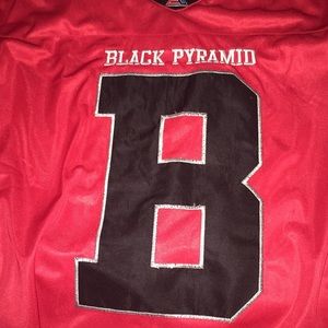 Black pyramid jersey